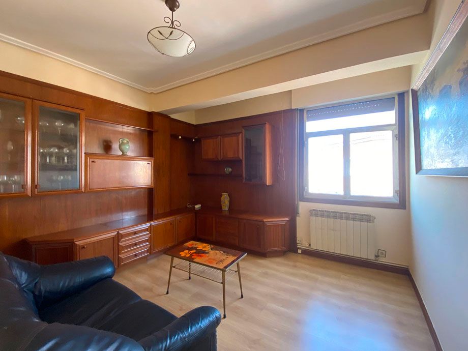 Sala d'estar de Pis en venda en Vitoria - Gasteiz amb Calefacció, Traster i Moblat