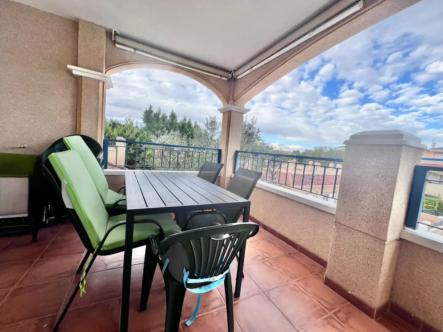 Bungalow amb piscina en venda a Calle del rio nervion