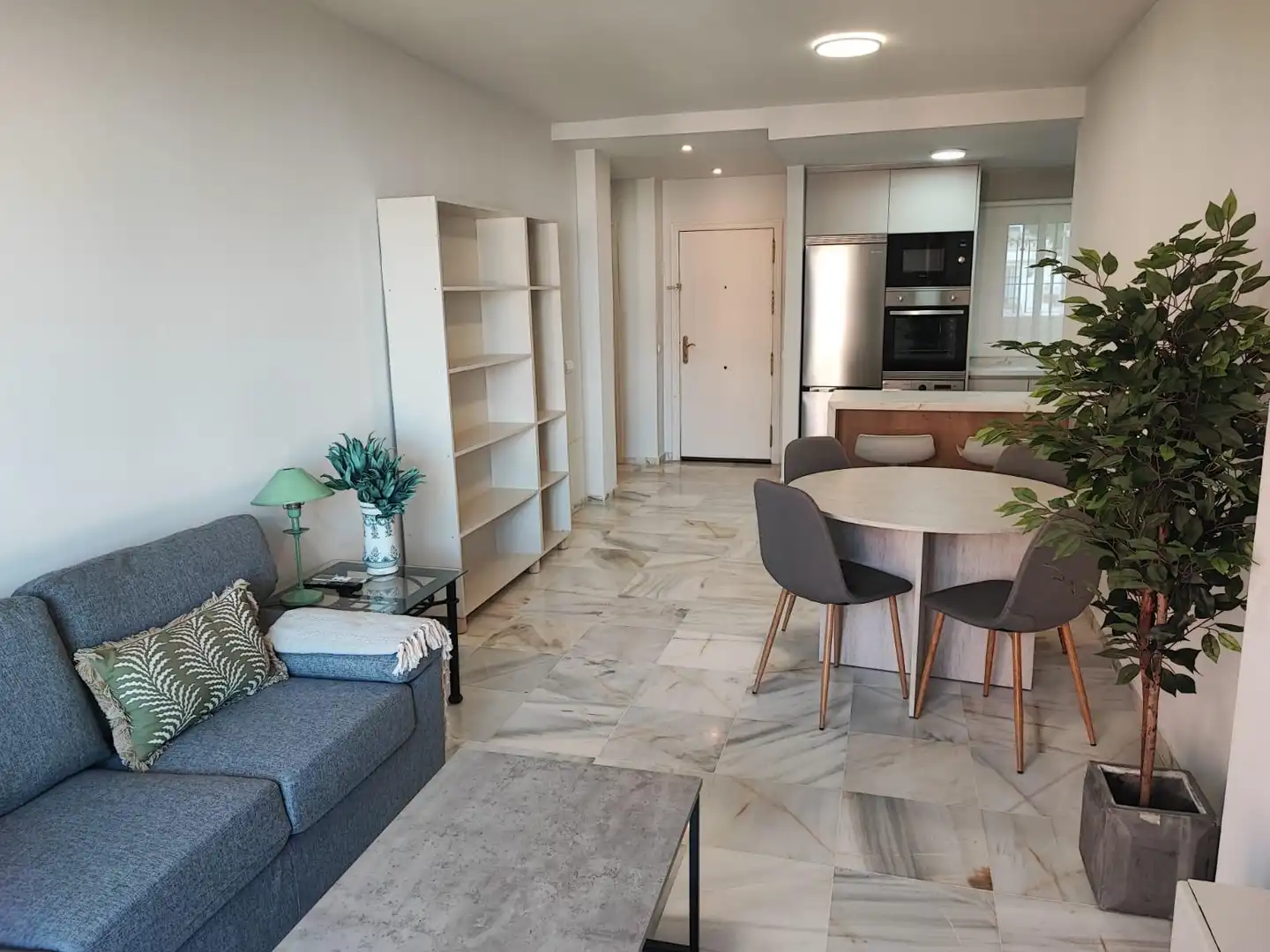 Sala d'estar de Pis de lloguer en Fuengirola amb Aire condicionat, Terrassa i Moblat