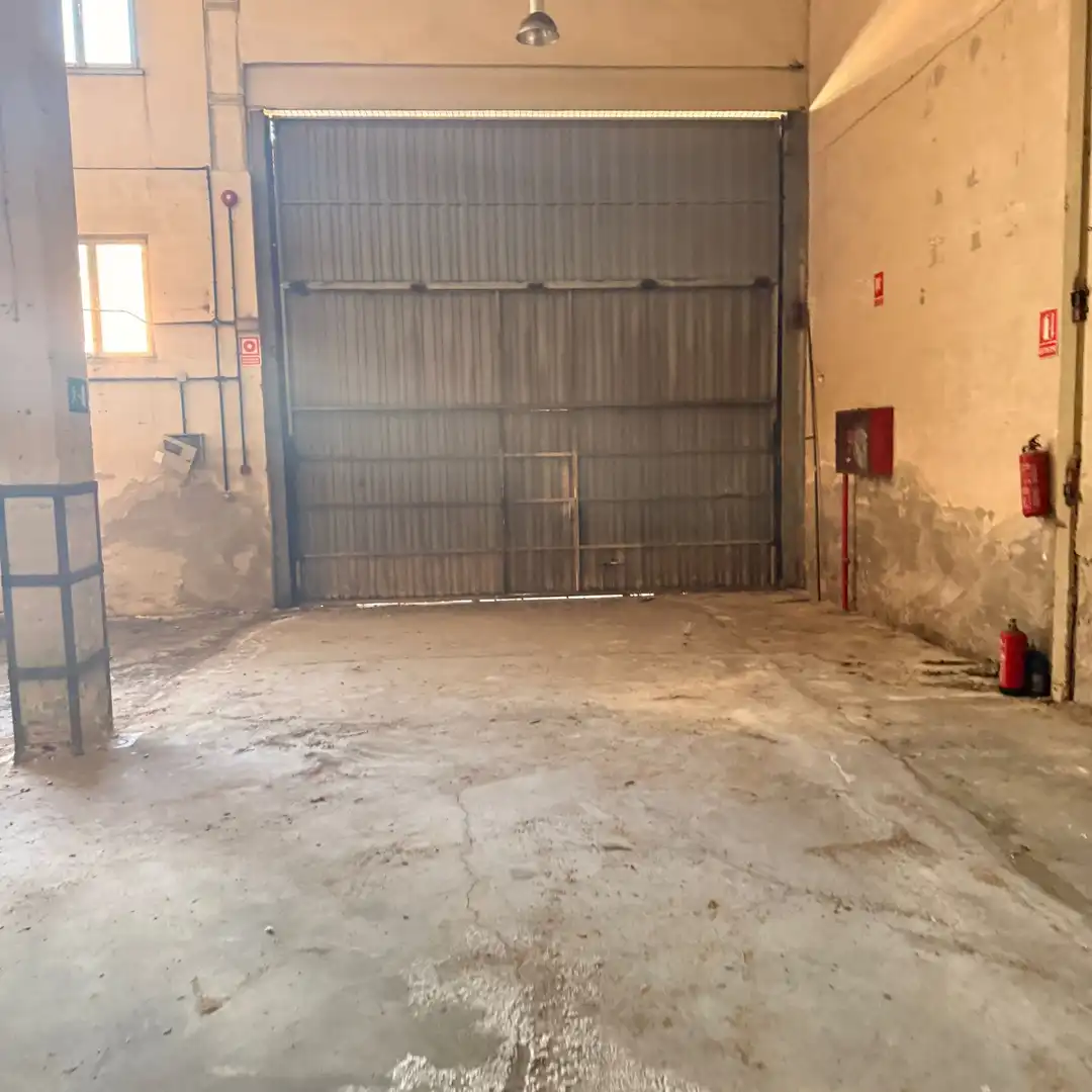 Parkplatz von Fabrikhallen zum Verkauf in Oviedo 