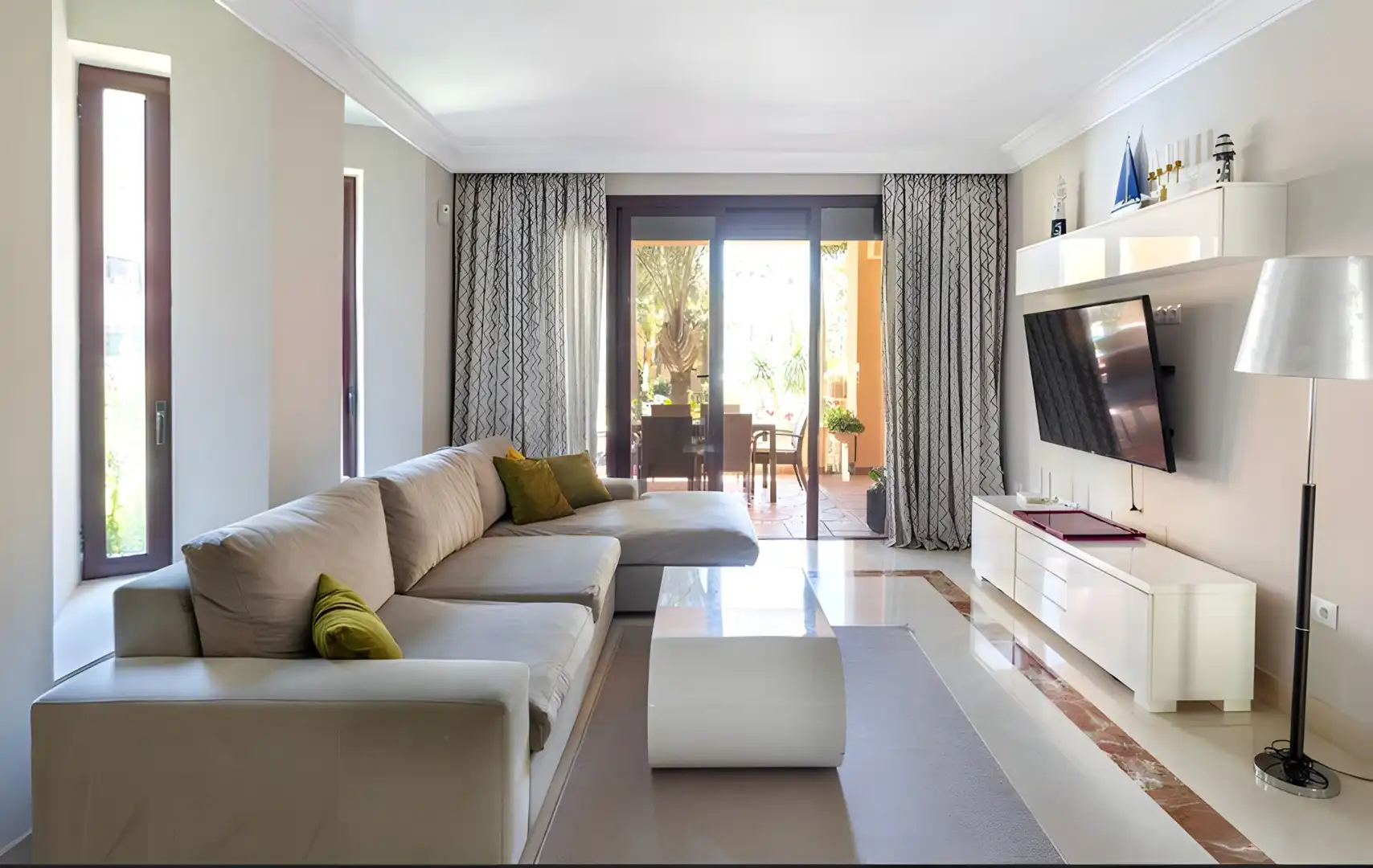 Wohnzimmer von Erdgeschoss zum Verkauf in Marbella mit Klimaanlage, Terrasse und Schwimmbad