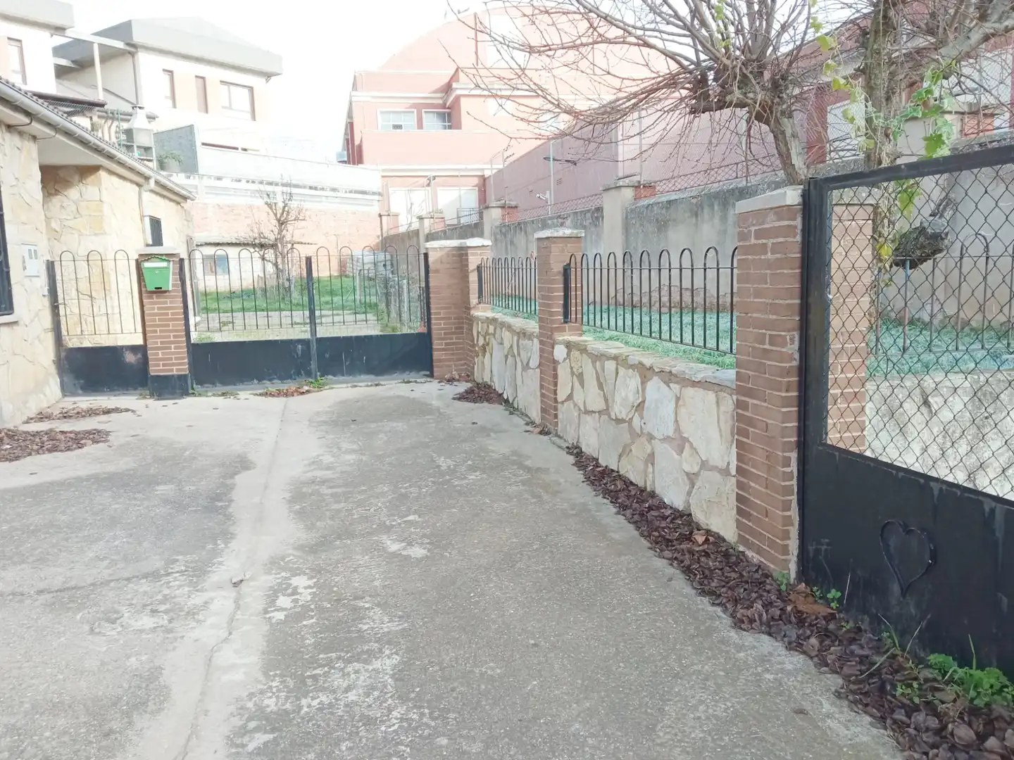 Aparcament de Casa adosada en venda en Burgos amb Jardí privat