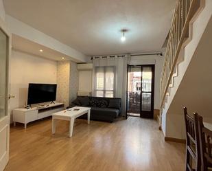 Sala d'estar de Dúplex de lloguer en Sevilla la Nueva amb Calefacció i Balcó