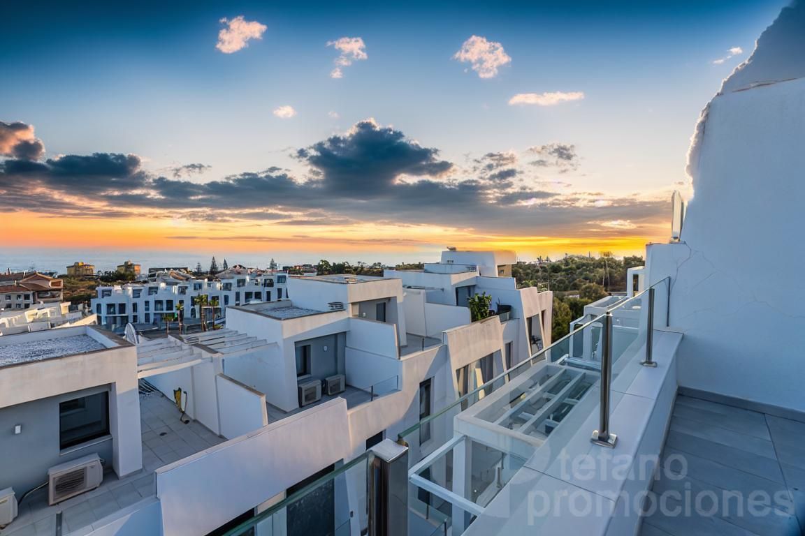 Vista exterior de Casa adosada en venda en Rincón de la Victoria amb Terrassa i Piscina comunitària