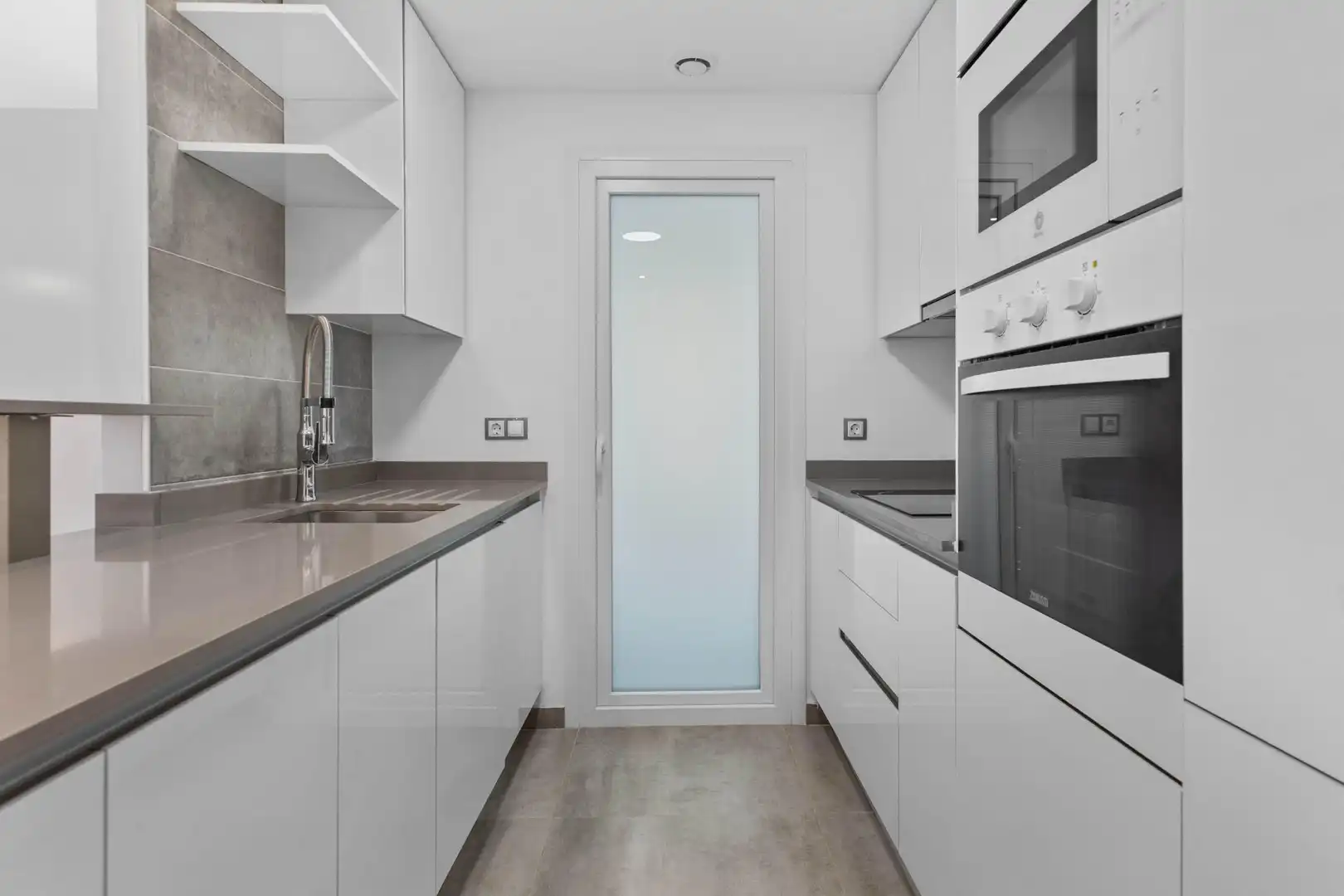 Cuina de Apartament en venda en Elche / Elx amb Aire condicionat, Calefacció i Jardí privat