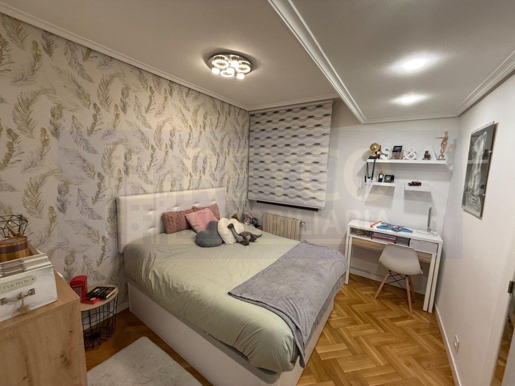Dormitori de Apartament en venda en  Logroño amb Aire condicionat