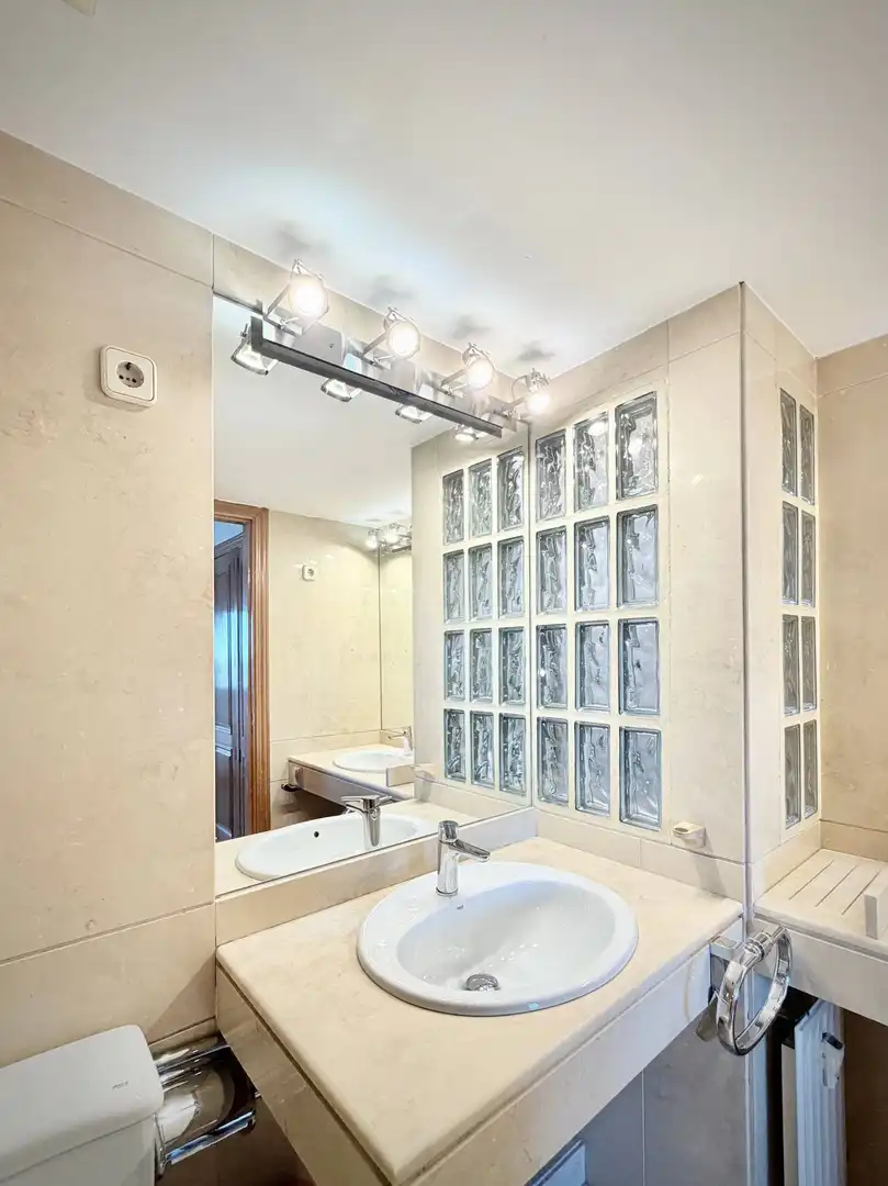 Baño de Ático de alquiler en Madrid con Aire acondicionado, Calefacción y Terraza