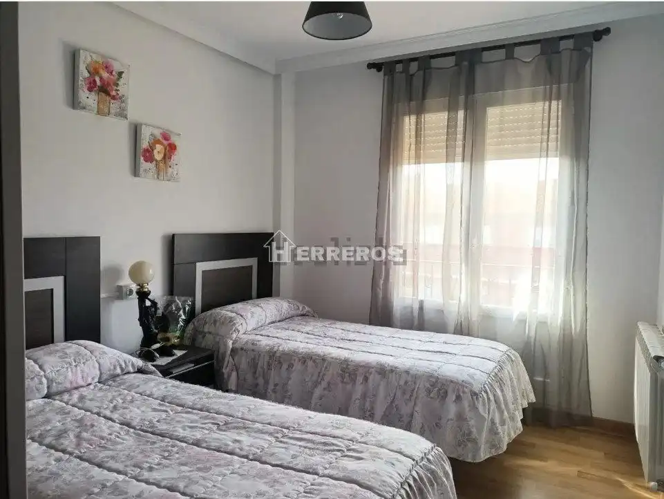 Dormitori de Casa adosada en venda en Alesanco amb Calefacció, Parquet i Terrassa