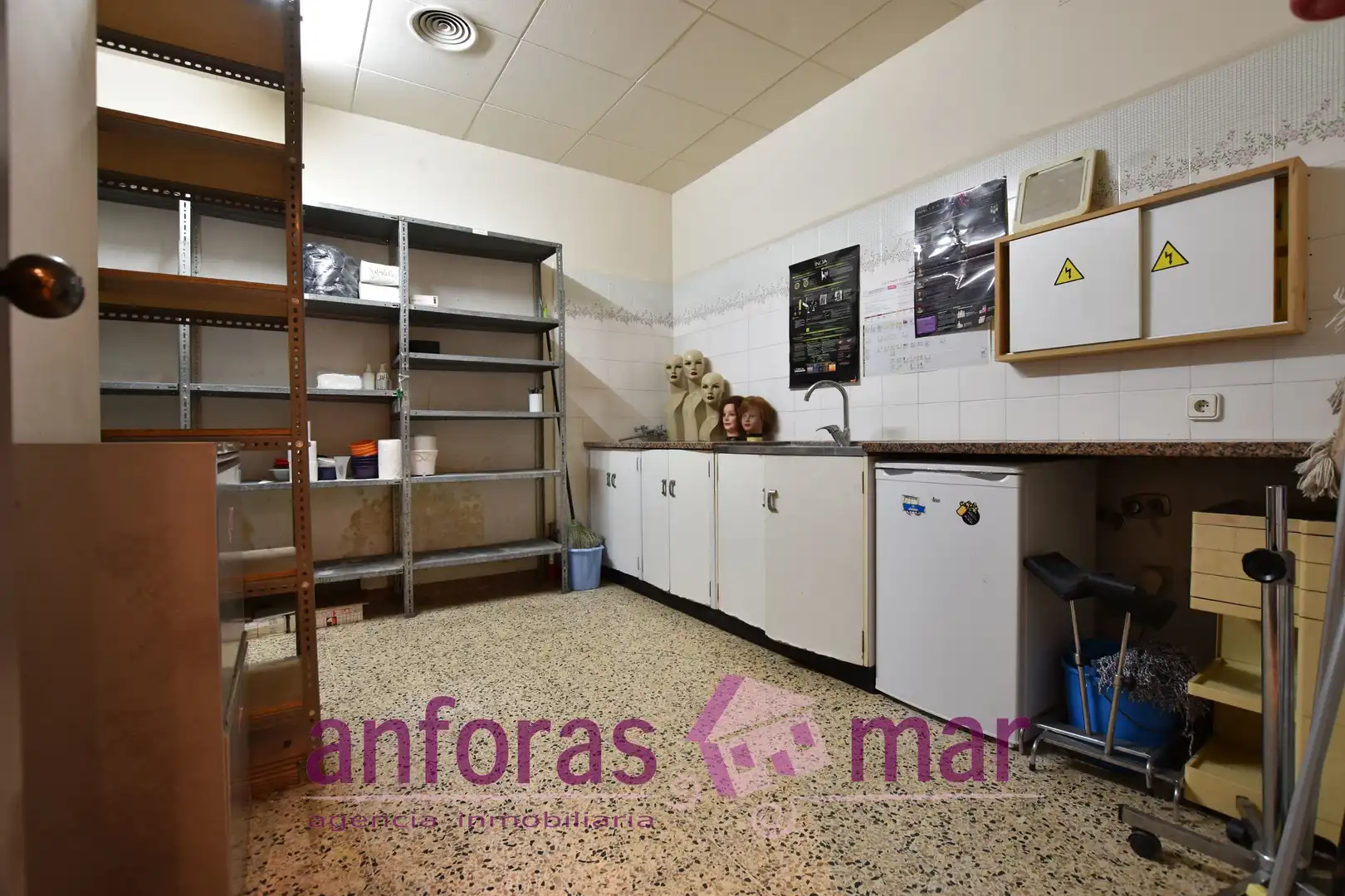 Cuina de Local de lloguer en Torredembarra amb Aire condicionat, Calefacció i Moblat