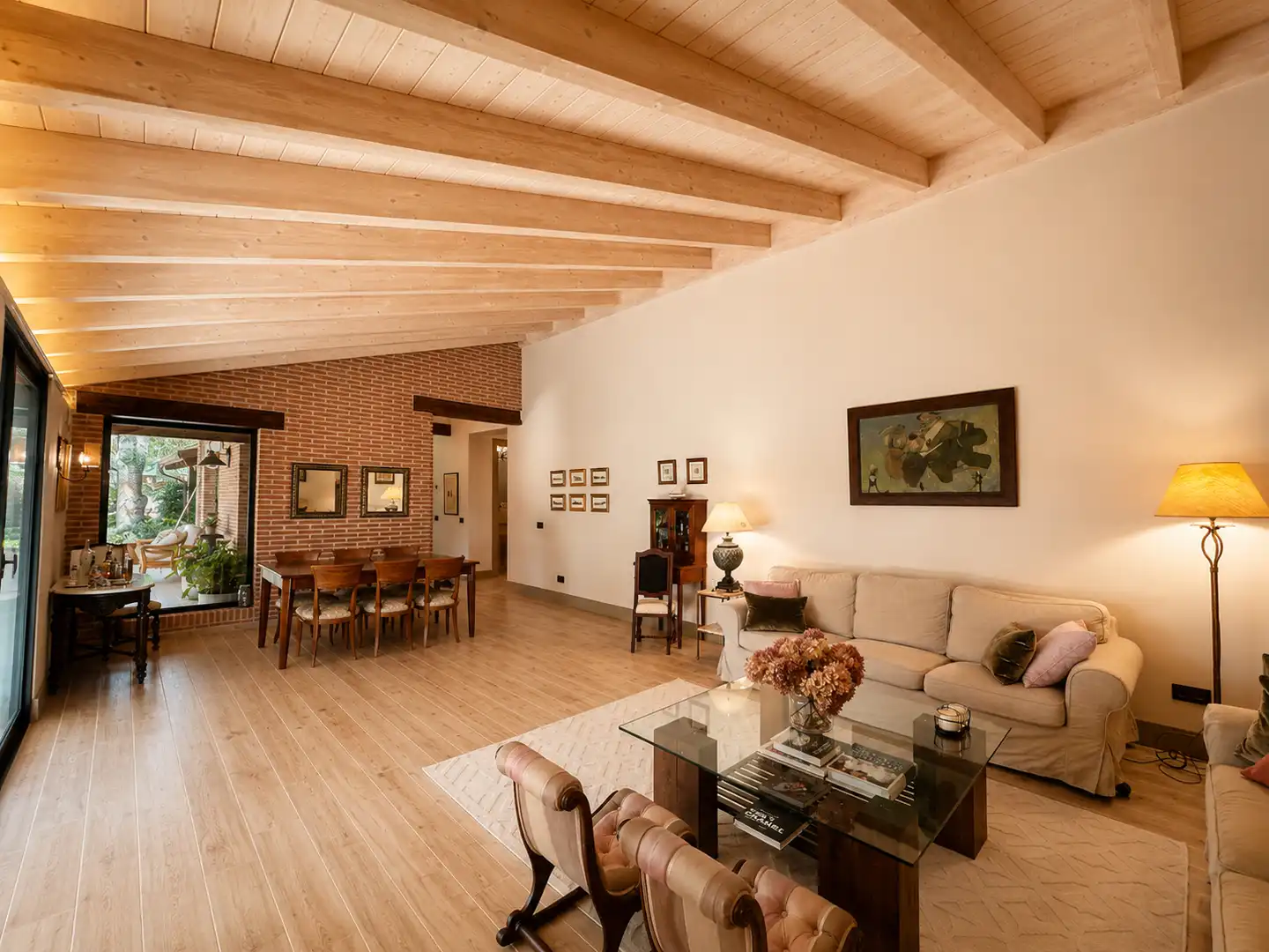 Sala d'estar de Casa o xalet en venda en Hoyo de Manzanares amb Jardí privat, Piscina i Moblat