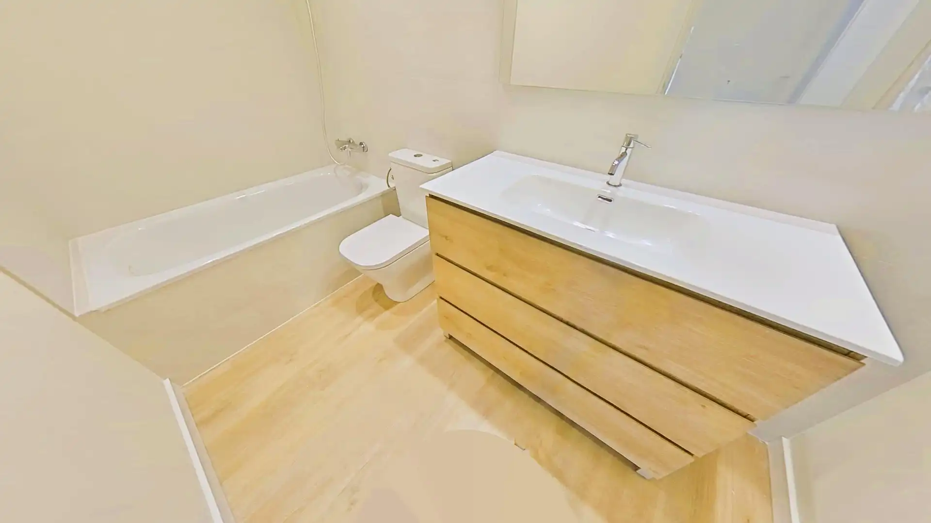 Badezimmer von Wohnung zum Verkauf in Cubelles mit Klimaanlage, Heizung und Privatgarten