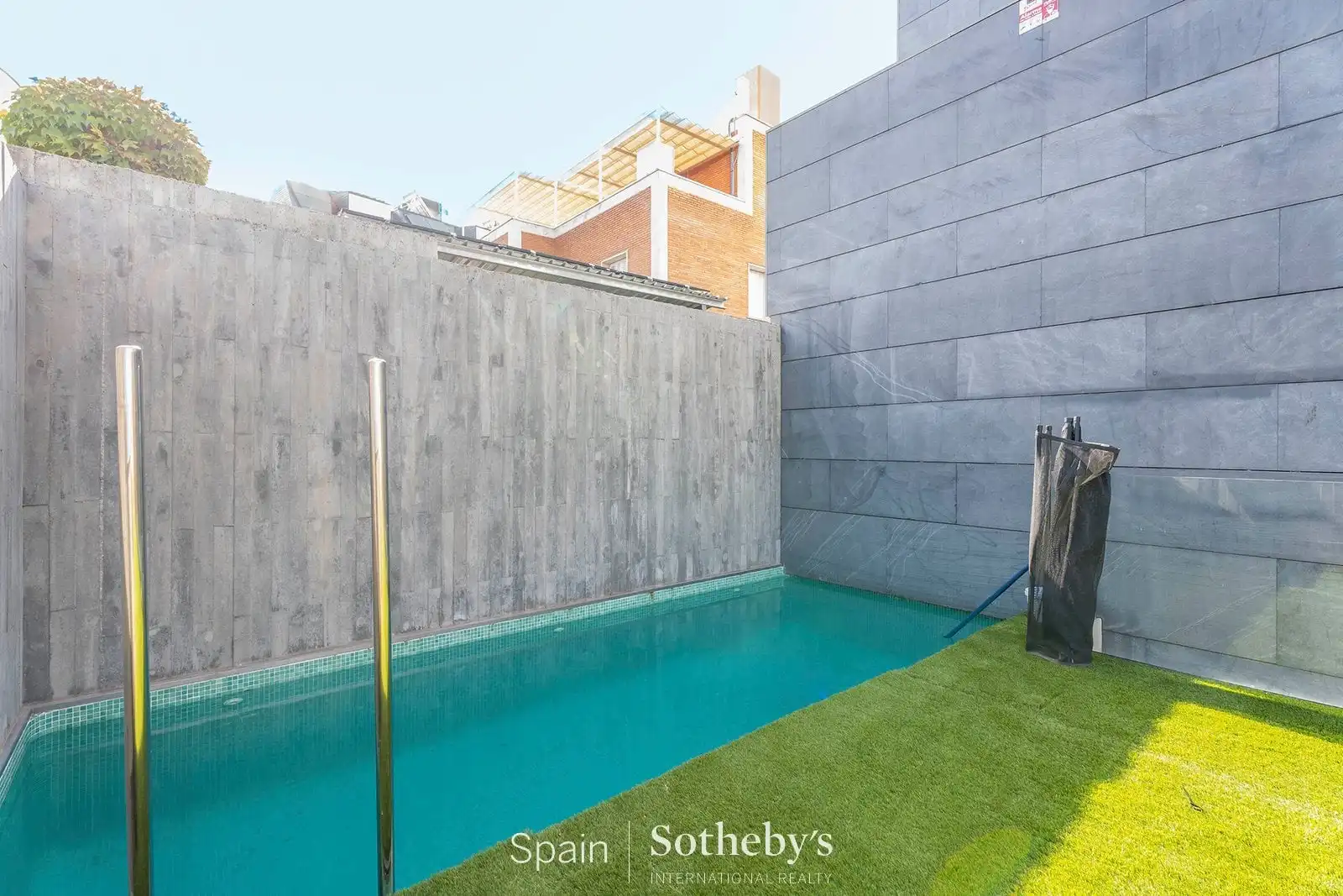 Piscina de Casa adosada en venta en Madrid con Aire acondicionado, Calefacción y Jardín privado