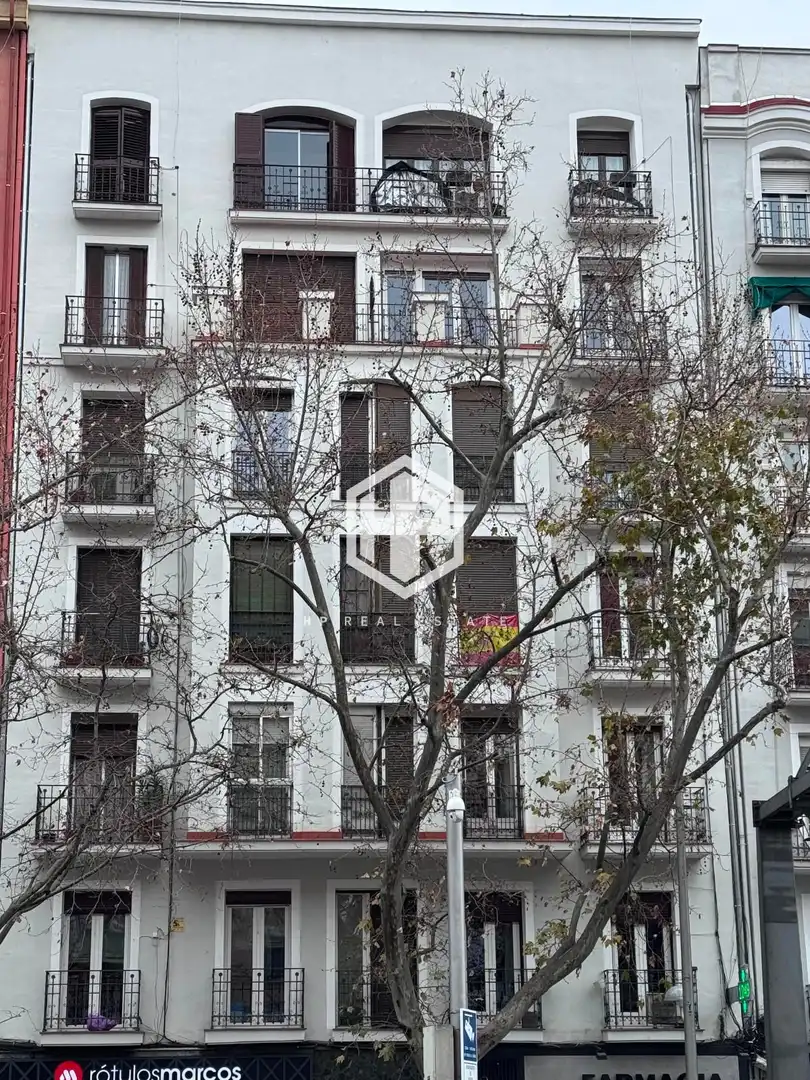 Vista exterior de Piso en venta en Madrid con Calefacción