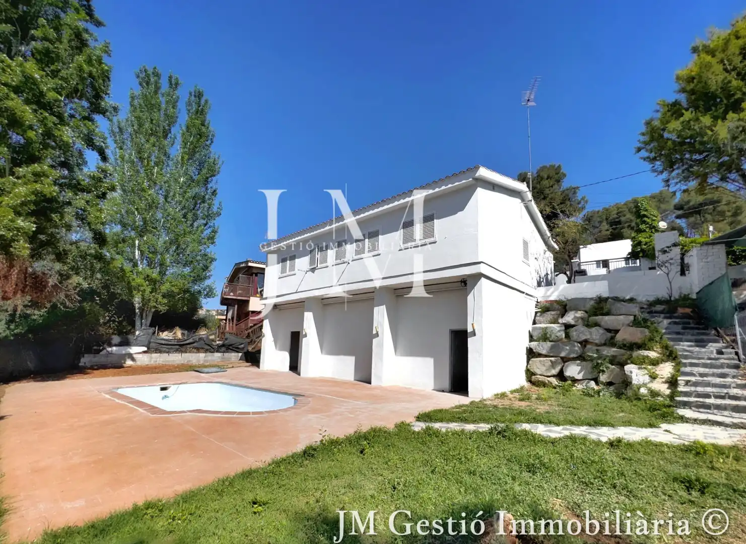 Vista exterior de Casa o xalet en venda en Rubí amb Calefacció, Jardí privat i Piscina
