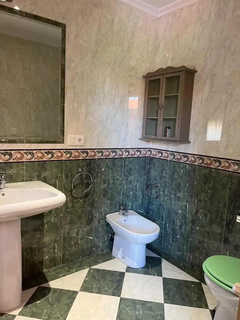 Bany de Casa adosada en venda en Monterrubio de Armuña amb Calefacció, Jardí privat i Parquet