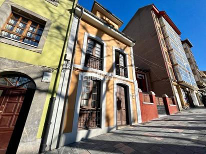 Vista exterior de Casa o xalet en venda en Avilés amb Calefacció, Parquet i Terrassa