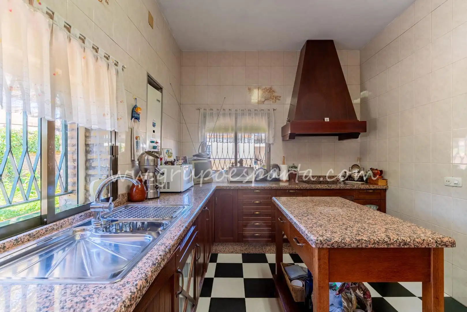 Cuina de Casa o xalet en venda en Espartinas amb Aire condicionat, Jardí privat i Terrassa