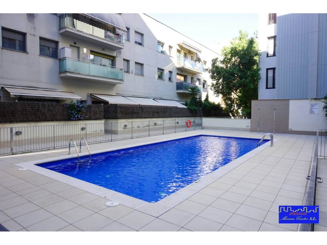 Piscina de Pis de lloguer en L'Hospitalet de Llobregat amb Aire condicionat, Calefacció i Alarma