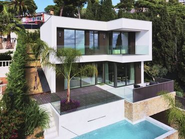 House with pool for sale in Calle Margarida Xirgu