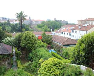 Vista exterior de Casa adosada en venda en Santiago de Compostela  amb Calefacció, Jardí privat i Terrassa