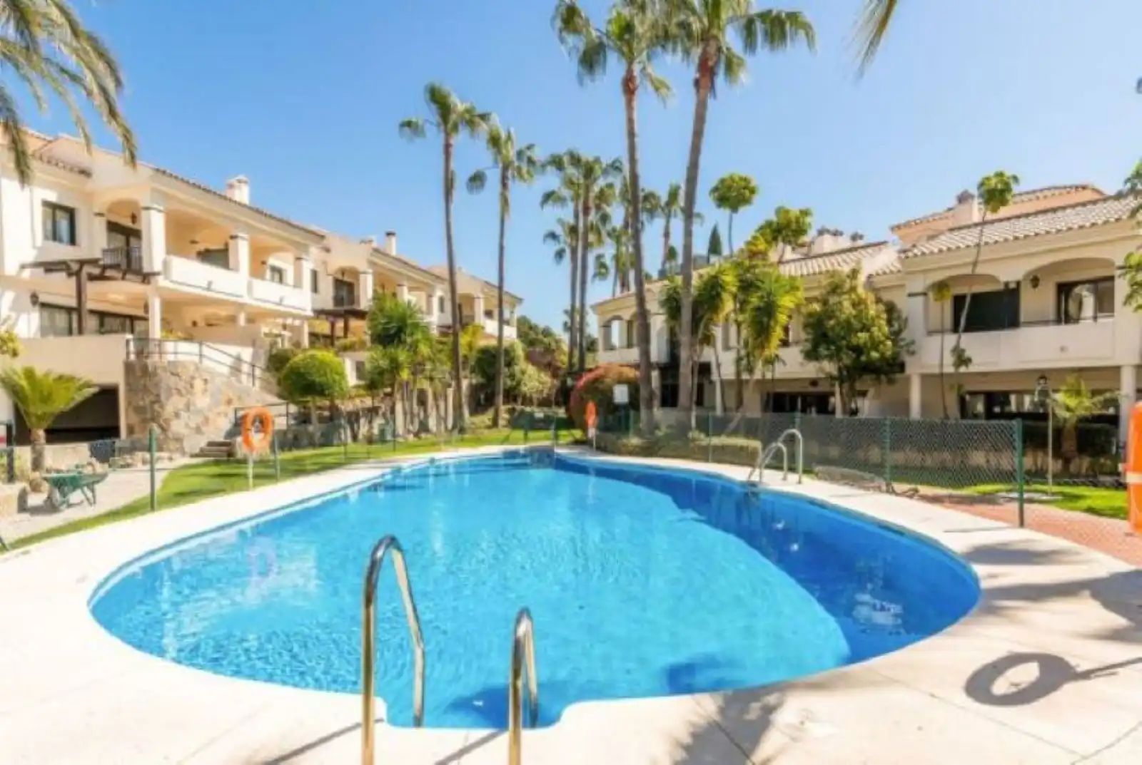 Adossat amb piscina en venda a Estepona Pueblo