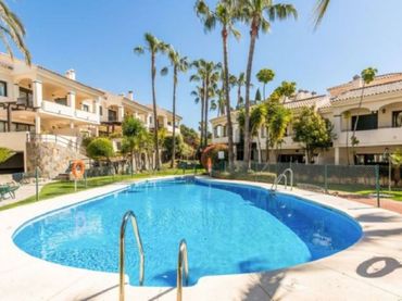 Adosado con piscina en venta en Estepona Pueblo