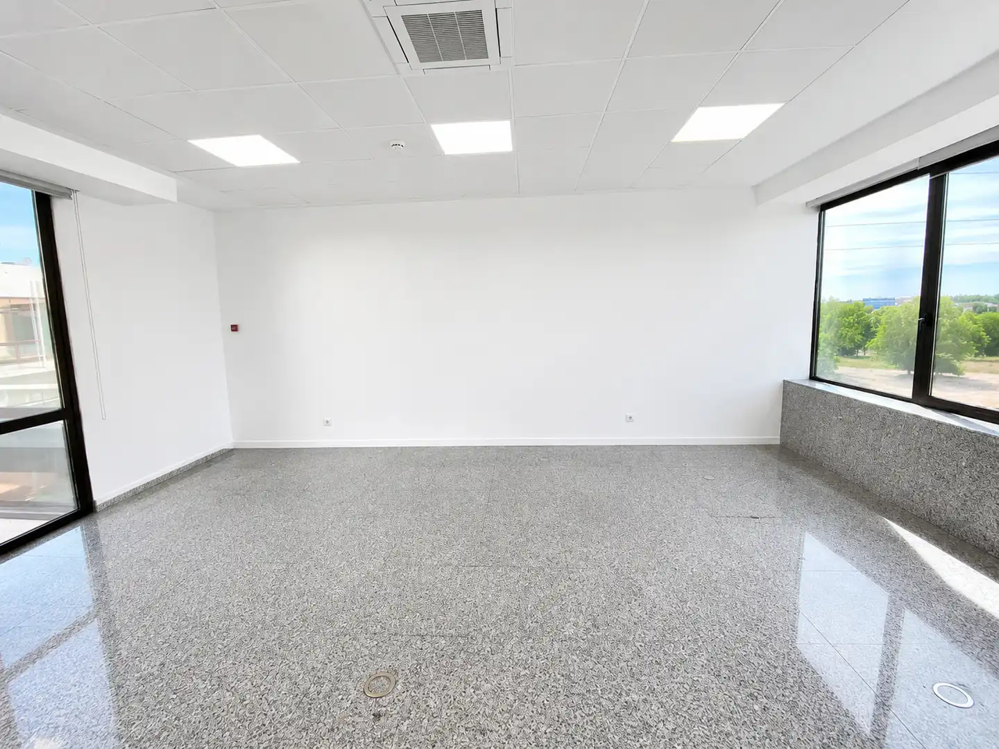 Büro zur Miete in Las Rozas de Madrid mit Klimaanlage, Heizung und Terrasse