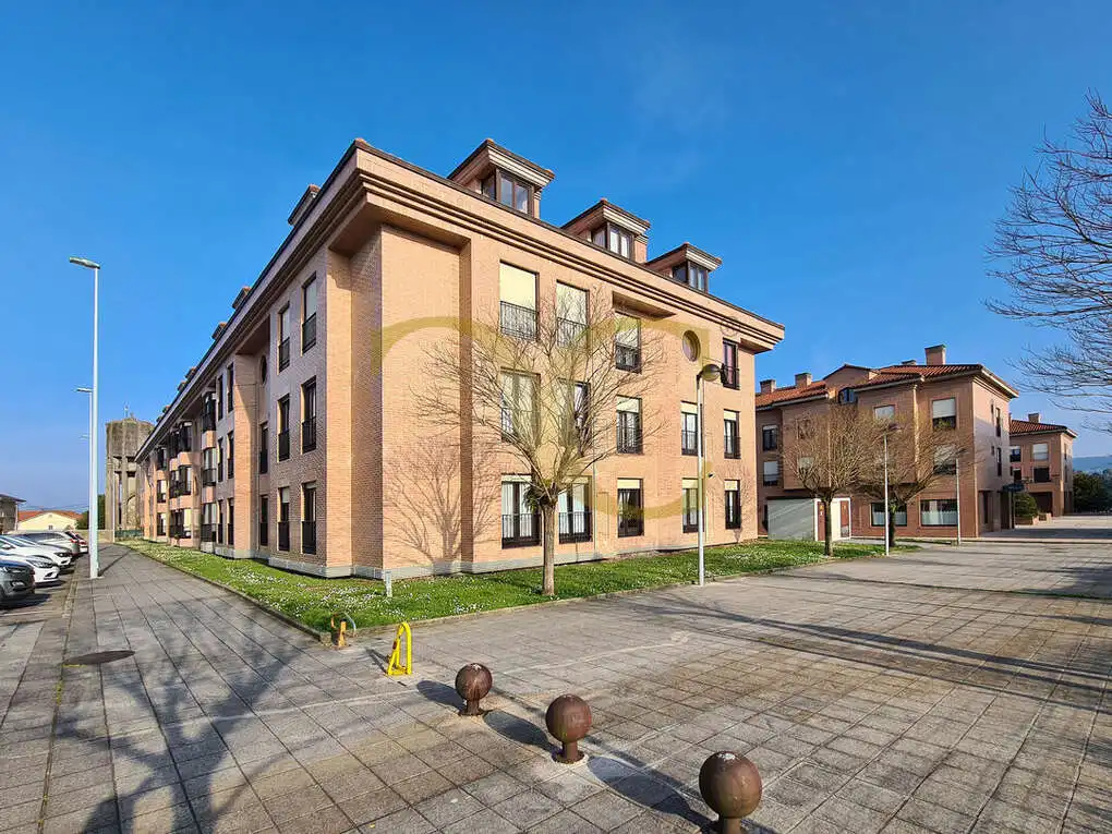 Vista exterior de Dúplex en venda en Avilés amb Calefacció, Jardí privat i Traster