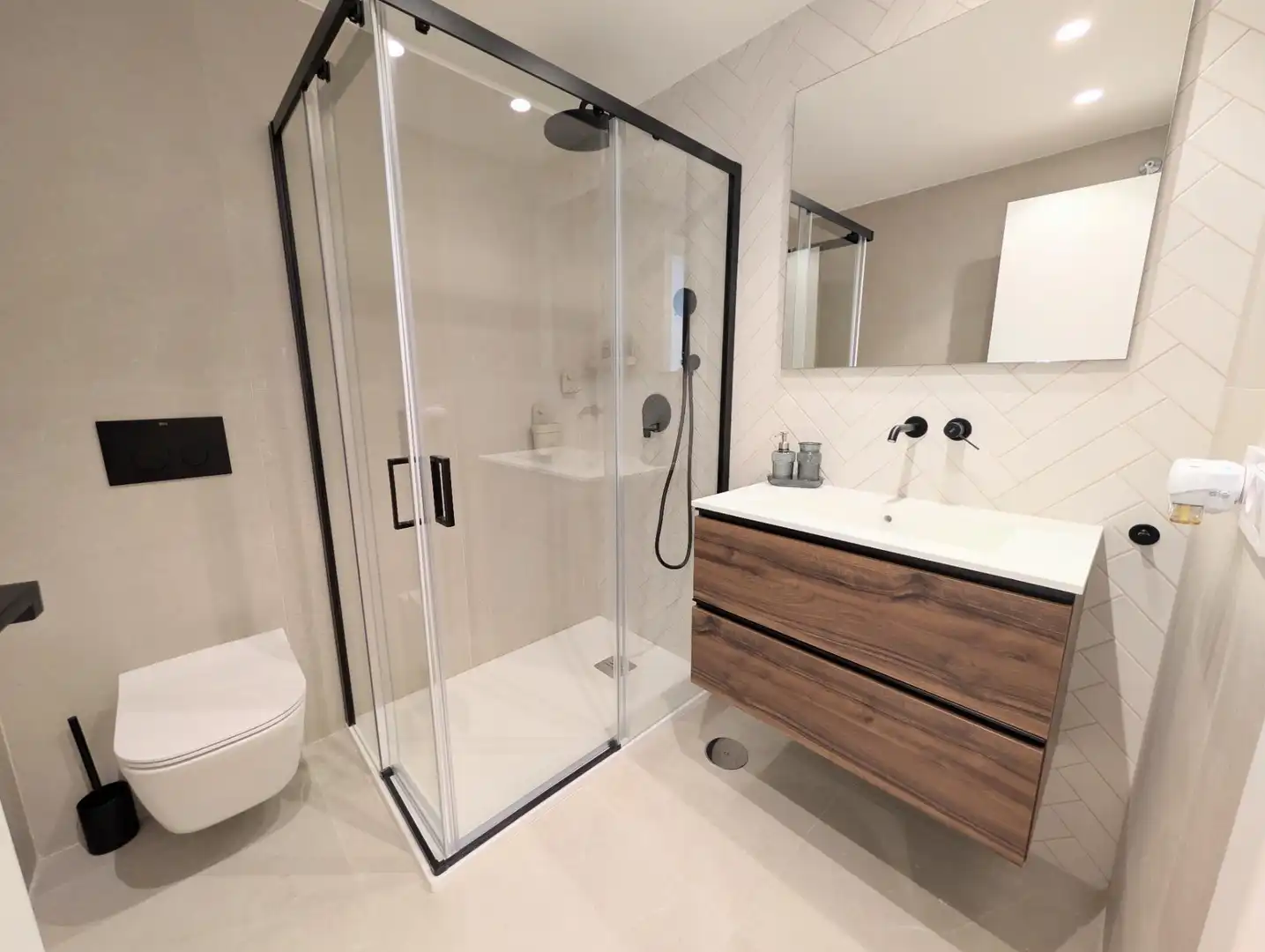 Bathroom of Flat for rent in Sevilla  with Air Conditioner, Heating and Balcony