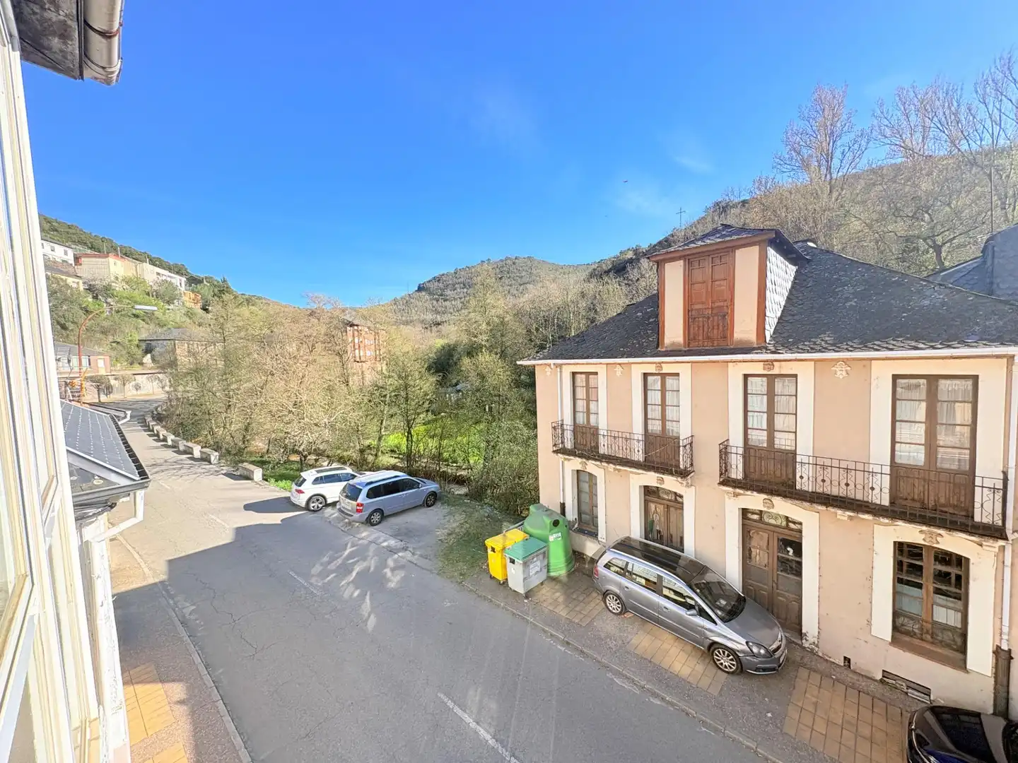 Vista exterior de Edificio en venta en Torre del Bierzo