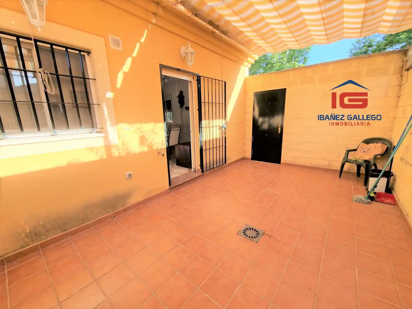 Dúplex con jardín en venta en Las Palmeras - Dehesilla