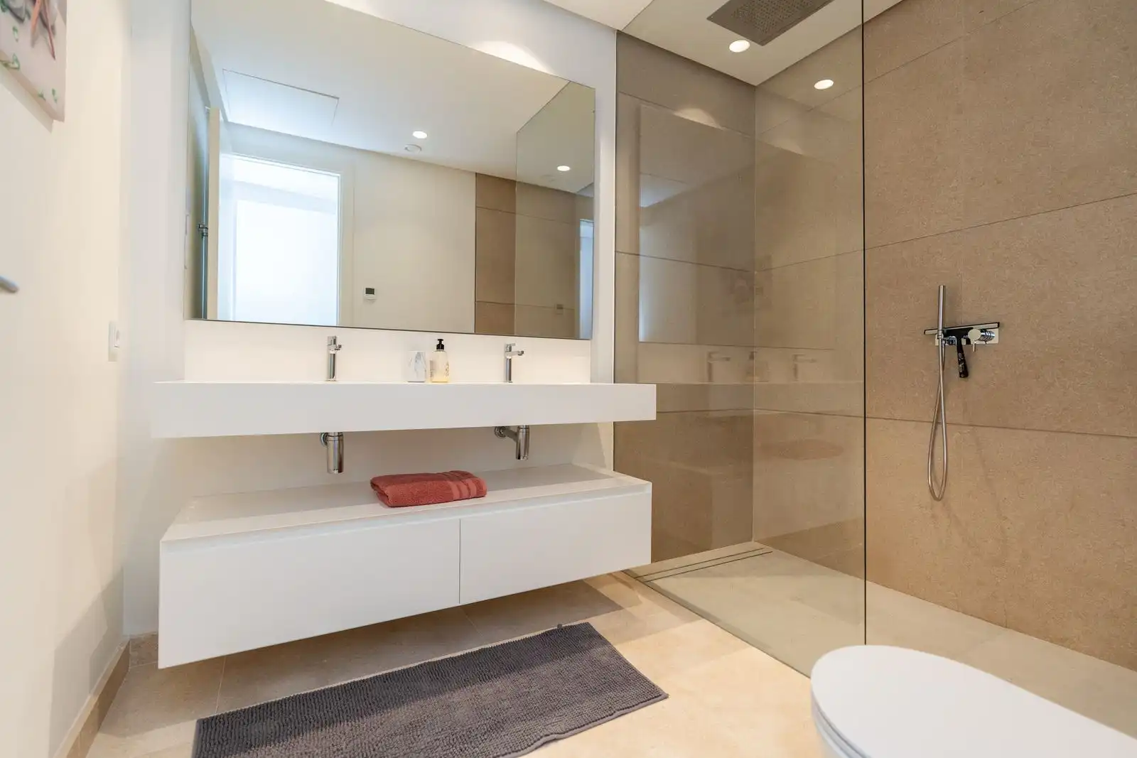 Baño de Piso en venta en Benahavís con Aire acondicionado, Jardín privado y Terraza