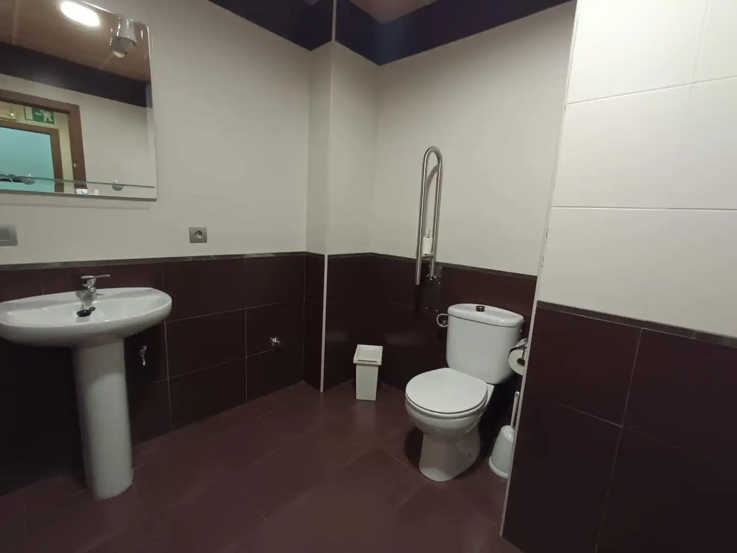 Bany de Local de lloguer en Córdoba amb Aire condicionat