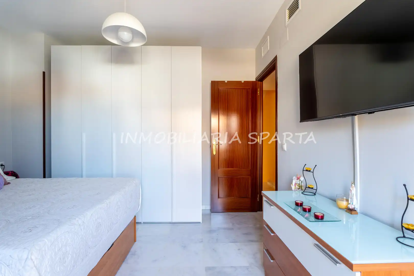 Habitación de Casa adosada en venta en Villanueva del Ariscal con Aire acondicionado, Calefacción y Jardín privado