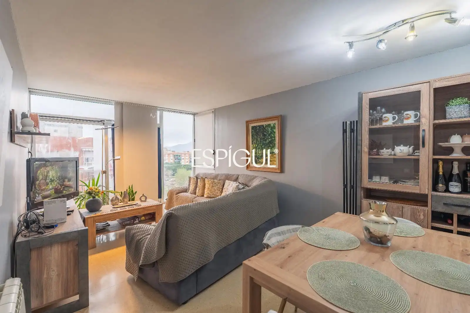 Wohnzimmer von Wohnung zum Verkauf in Salt mit Heizung, Möbliert und Ofen