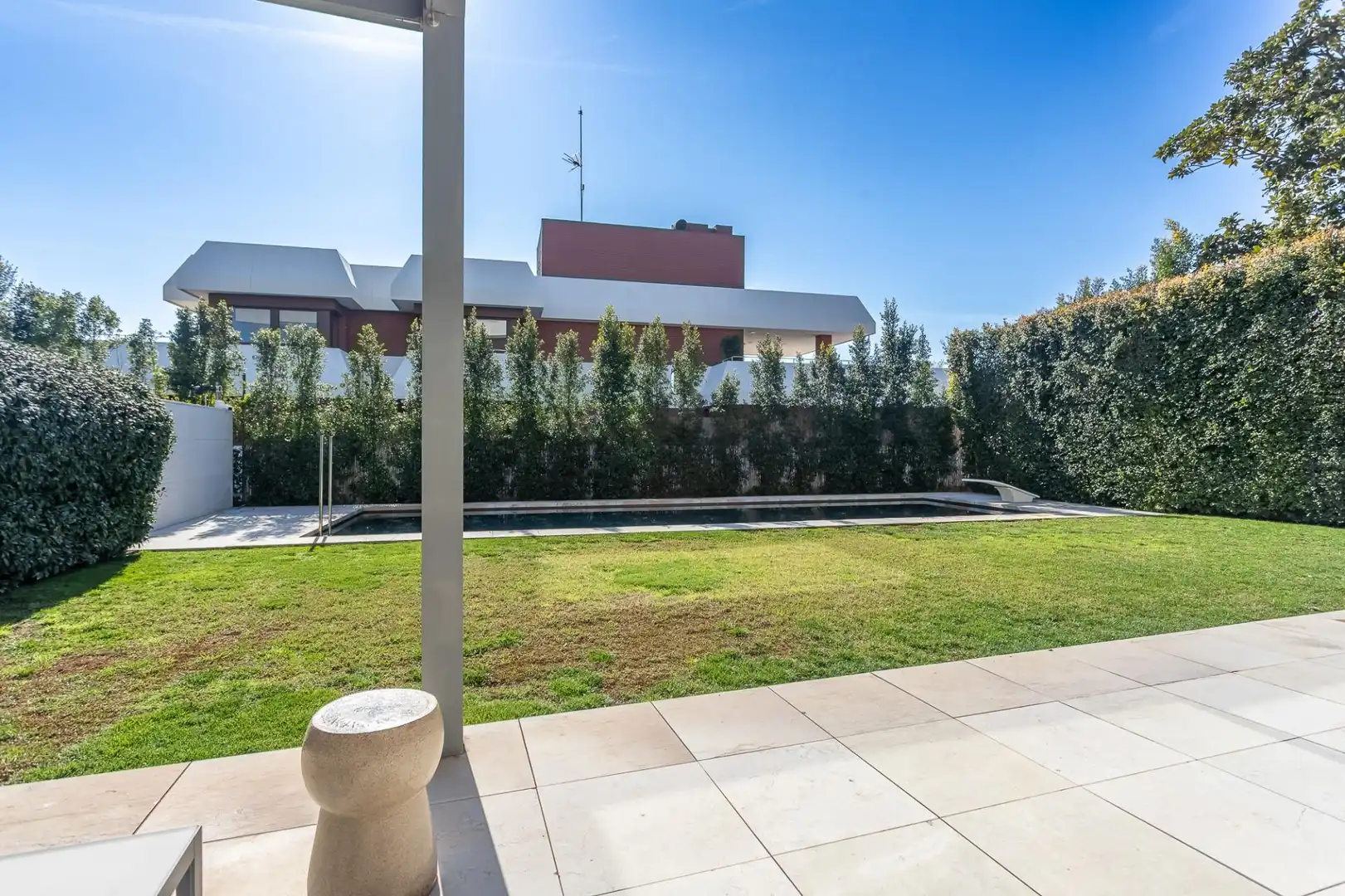 Vista exterior de Casa adosada en venda en Esplugues de Llobregat amb Calefacció, Jardí privat i Terrassa