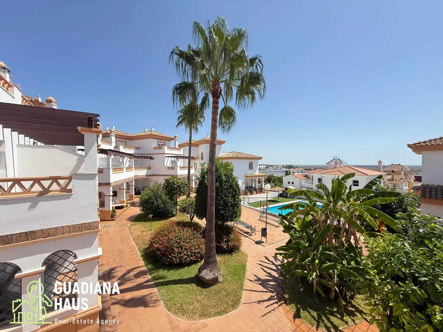 Vista exterior de Casa adosada en venda en Ayamonte amb Aire condicionat, Calefacció i Jardí privat
