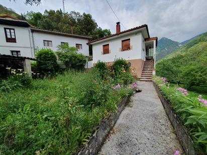 Exterior view of House or chalet for sale in Belmonte de Miranda  with Heating, Terrace and Storage room