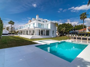 Villa mit Pool zum Verkauf in Nueva Andalucía