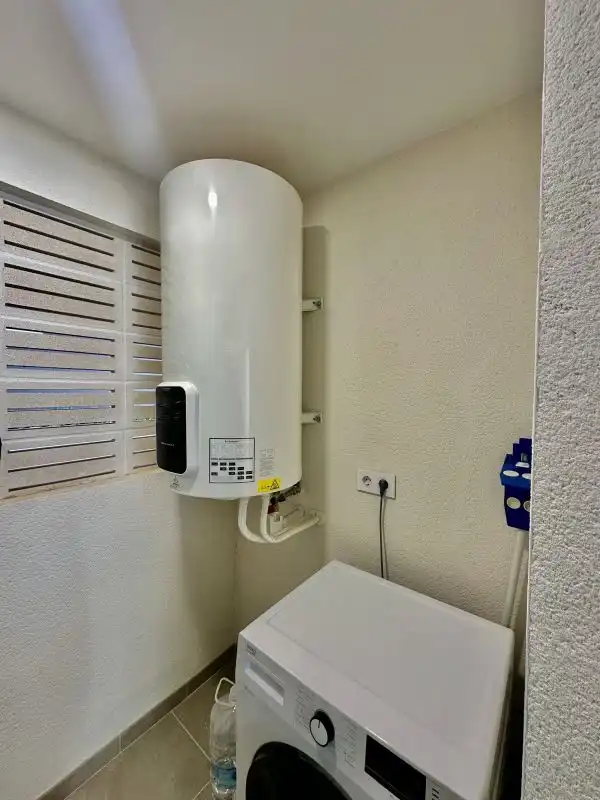Badezimmer von Wohnungen zum Verkauf in Santa Pola mit Klimaanlage, Abstellraum und Schwimmbad