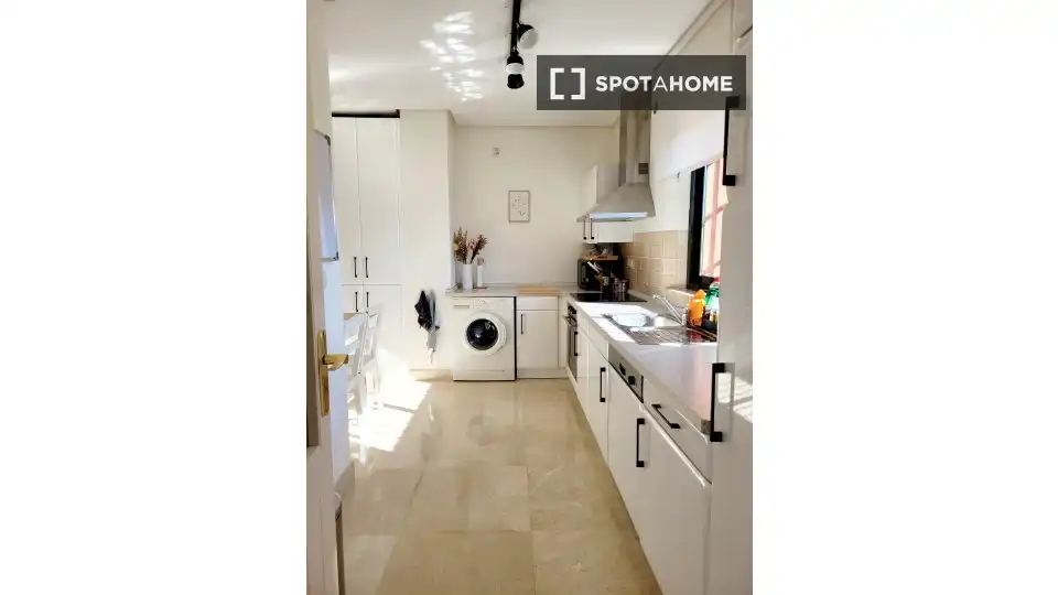 Cuina de Apartament per a compartir en Mijas amb Aire condicionat, Terrassa i Moblat