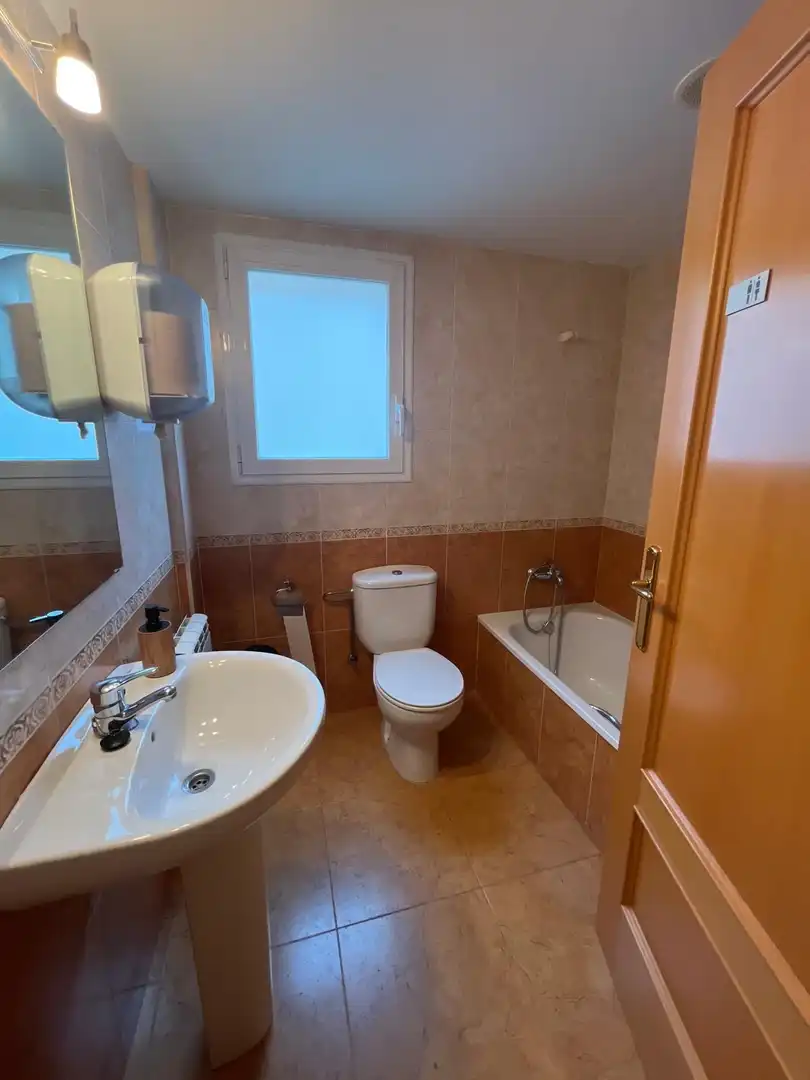 Bathroom of Office for rent in Salt  with Heating and Terrace