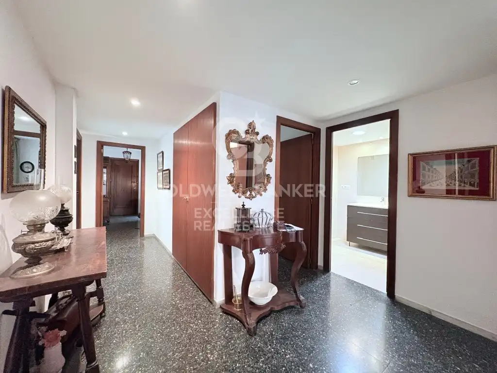 Flat for sale in Valencia  with Air Conditioner and Terrace