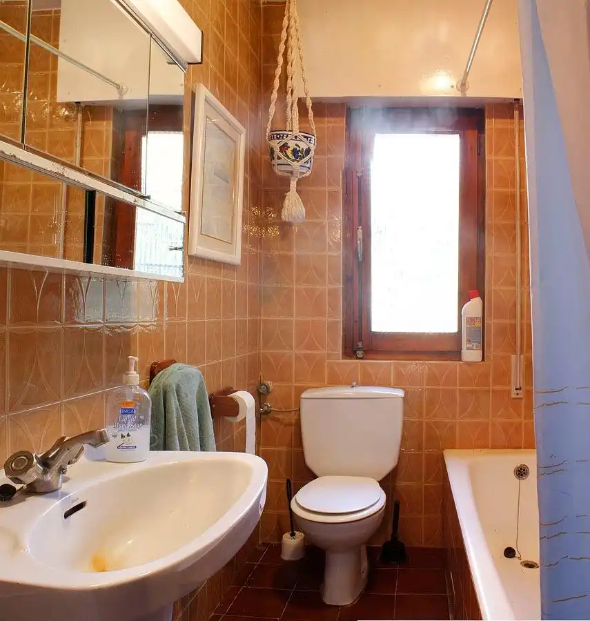 Baño de Finca rústica en venta en Grijota con Calefacción, Trastero y Amueblado
