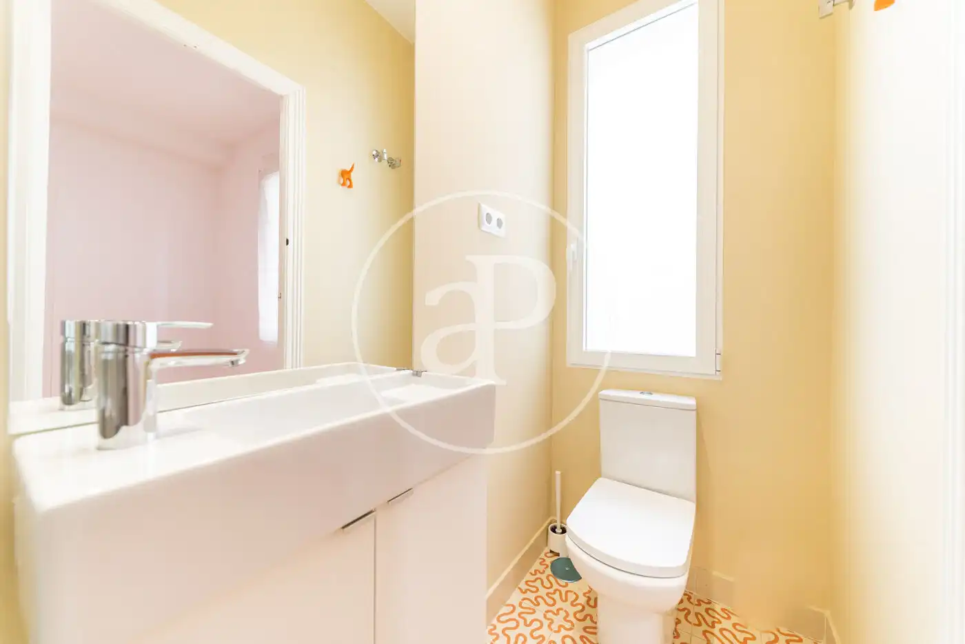 Bathroom of Flat for rent in Madrid  with Air Conditioner and Heating