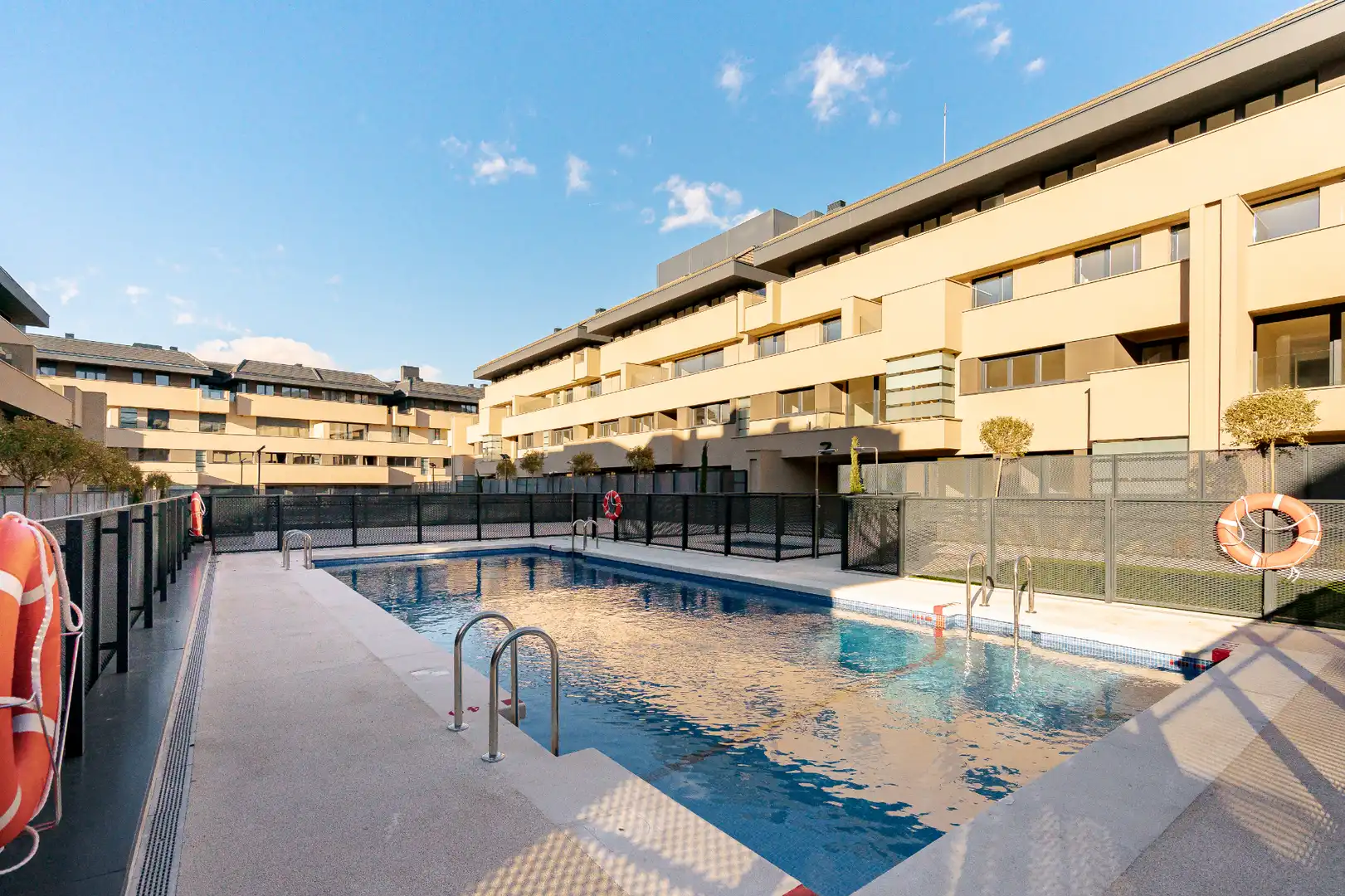 Piscina de Dúplex en venta en Colmenar Viejo con Aire acondicionado, Terraza y Trastero