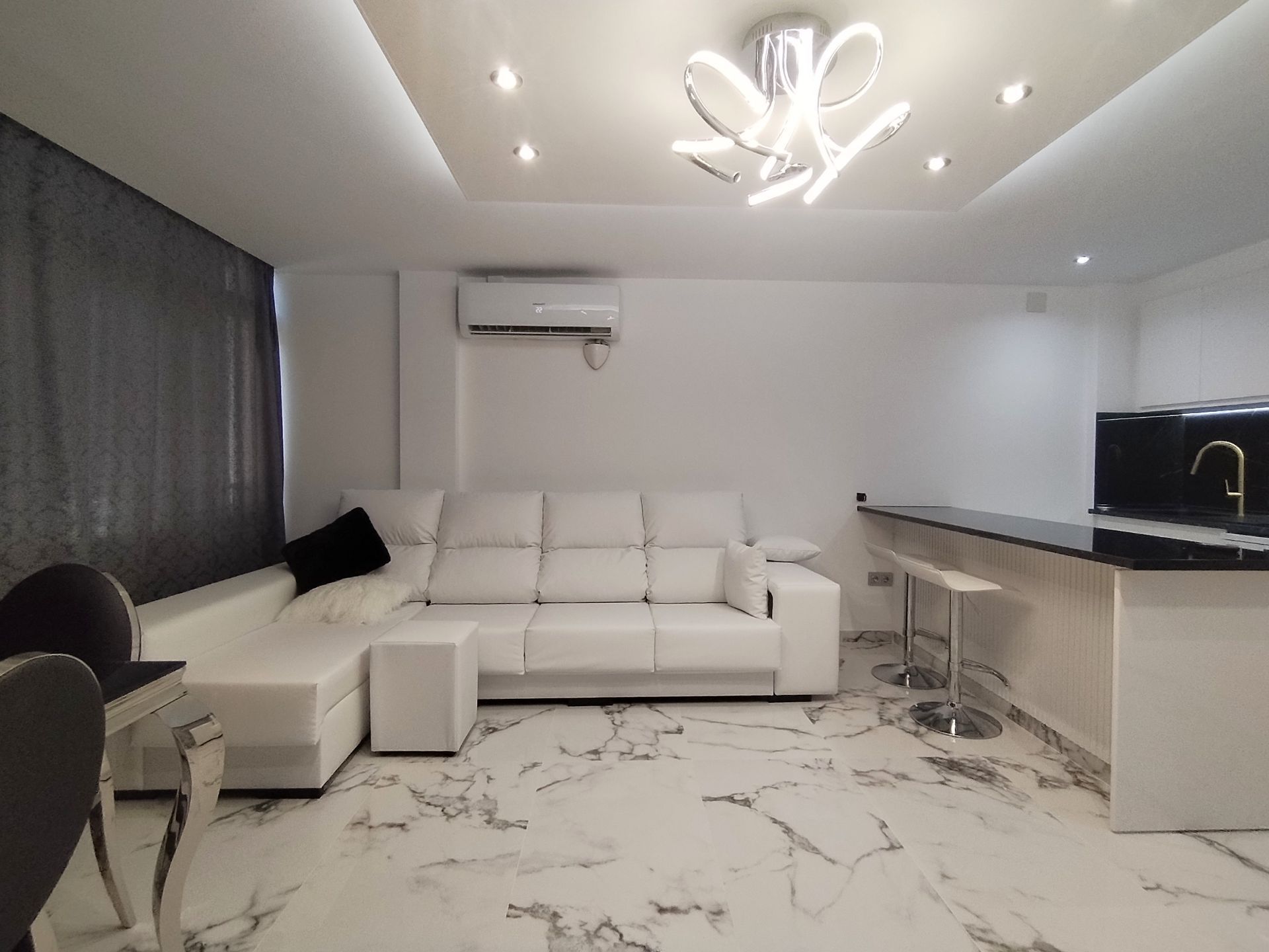 Living room of Flat for sale in Alicante / Alacant  with Air Conditioner, Heating and Furnished