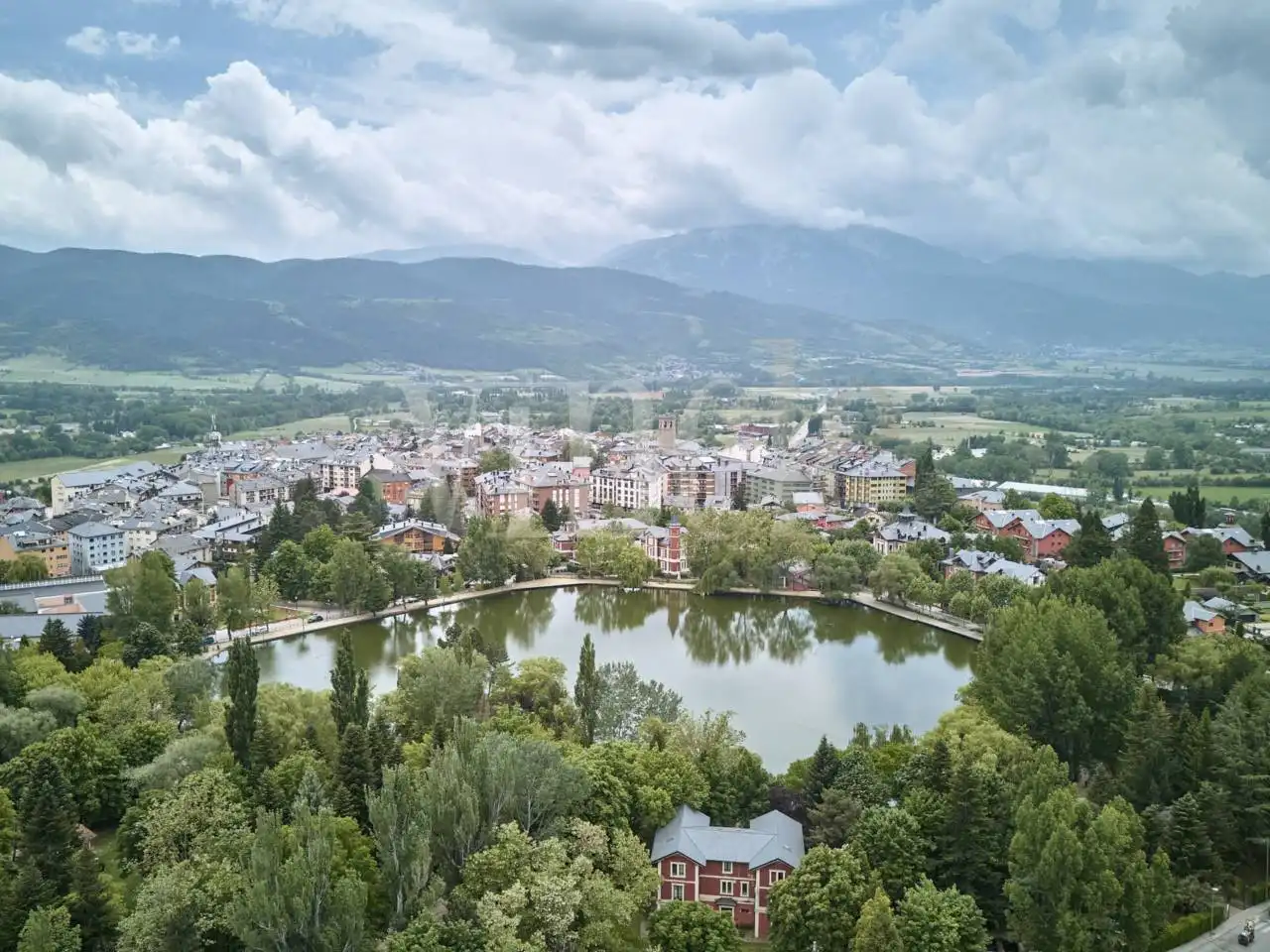 Vista exterior de Casa o xalet en venda en Puigcerdà amb Calefacció, Jardí privat i Parquet