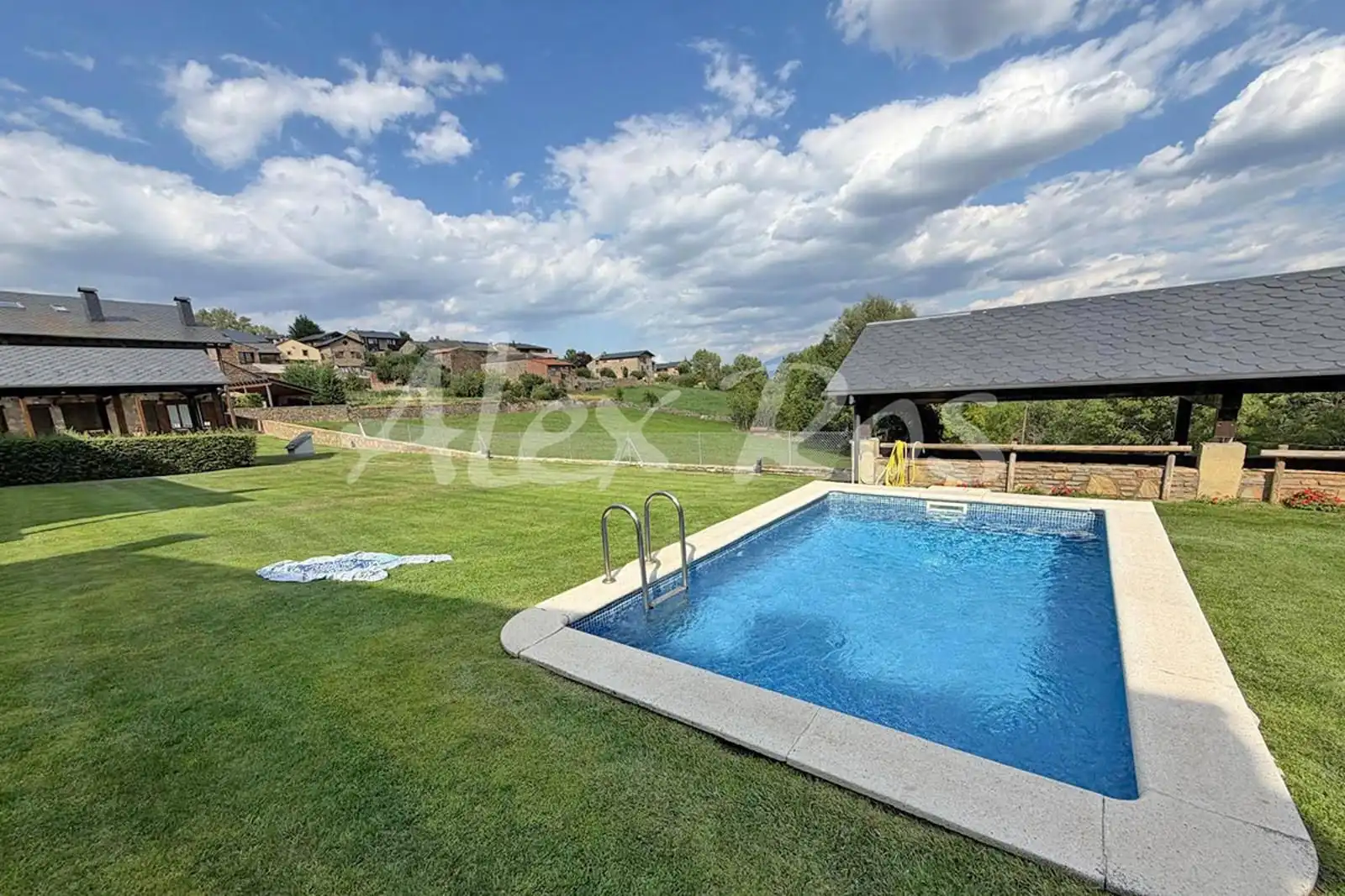 Piscina de Casa o xalet en venda en Isòvol amb Calefacció, Terrassa i Traster