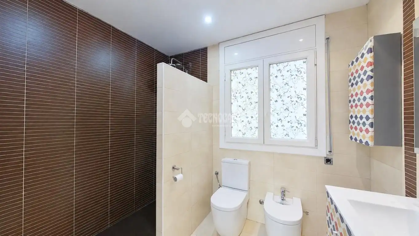 Bathroom of Flat for sale in Can Monic
